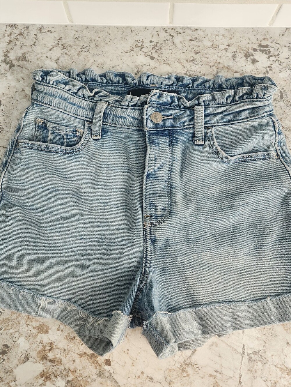 Hollister Ultra High-Rise Mom Shorts Light Wash Ruffle Waist 3/26 Stretch Denim